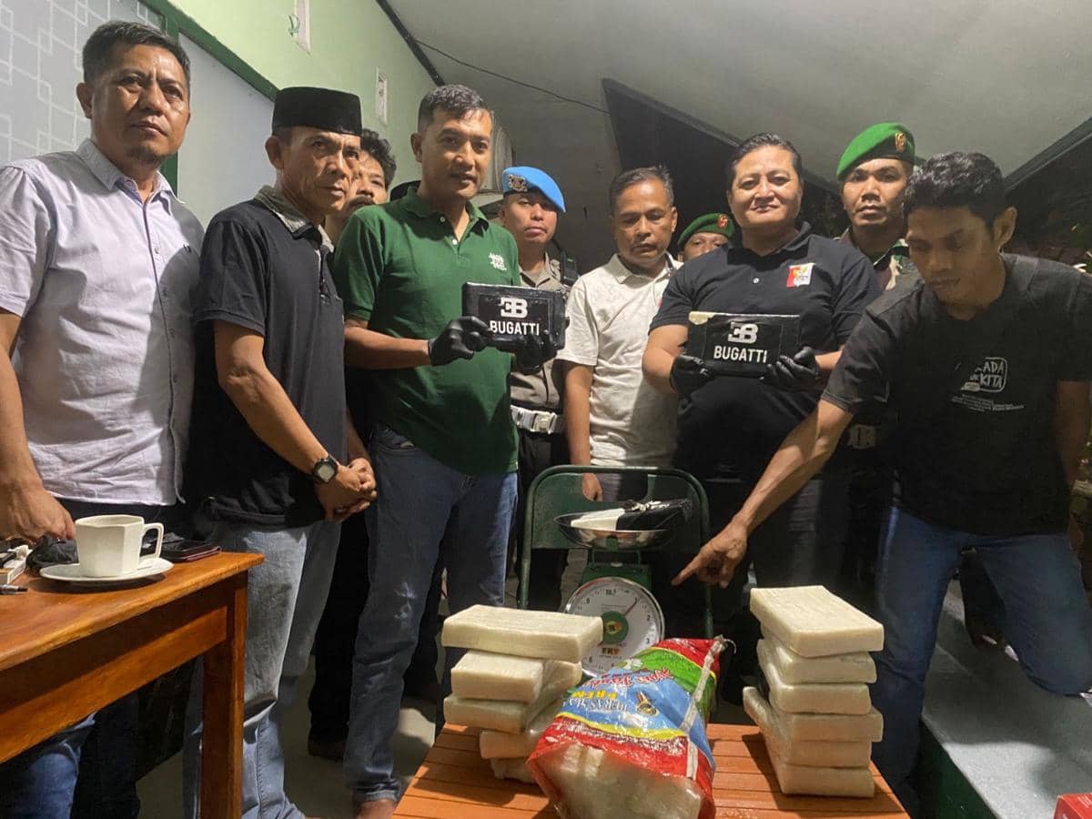 Polisi dan TNI perlihatkan paket diduga Narkotika jenis kokain yang ditemukan oleh nelayan Selayar terdampar di pesisir pantai (Dok. Humas Polres Selayar).