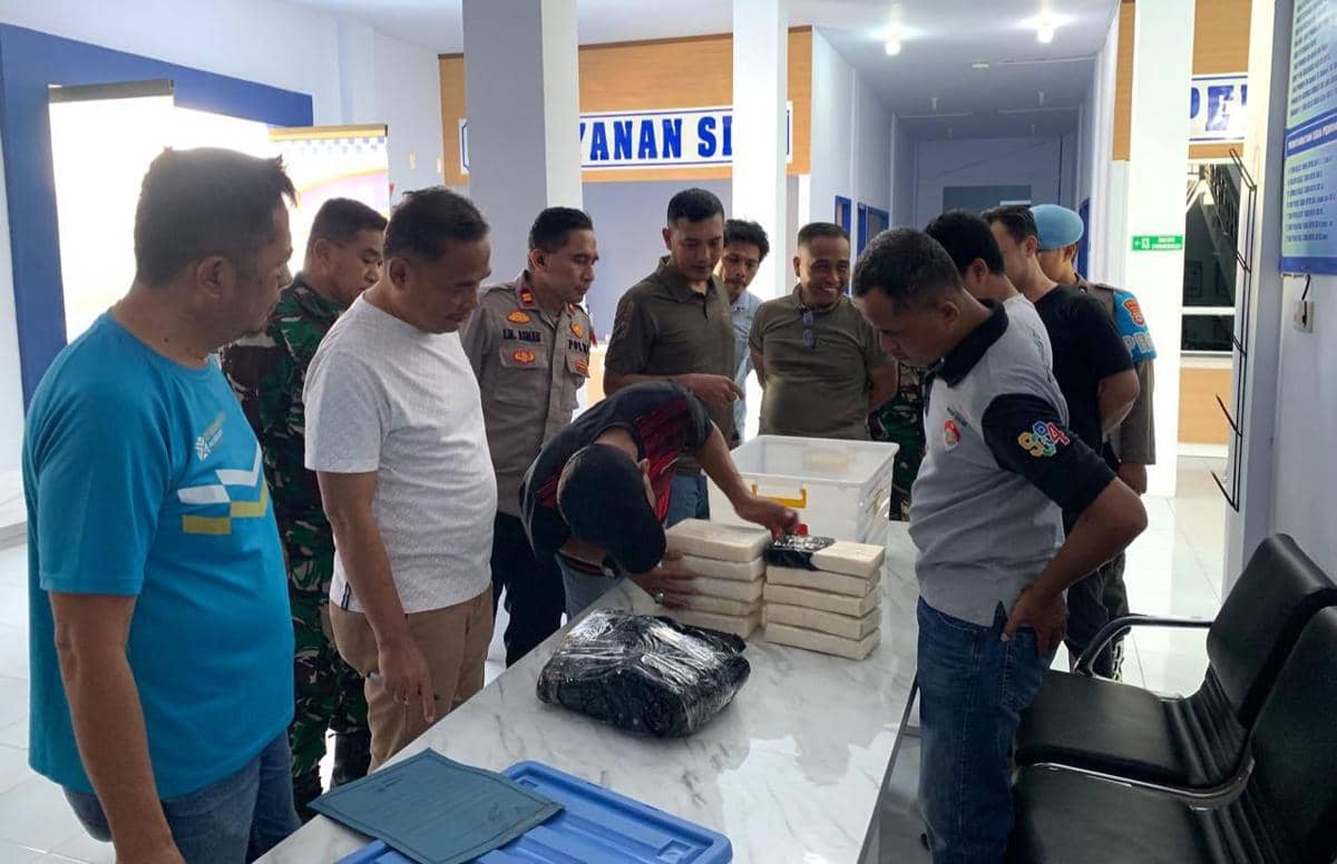 Polisi dan TNI perlihatkan paket diduga Narkotika jenis kokain yang ditemukan oleh nelayan Selayar terdampar di pesisir pantai (Dok. Humas Polres Selayar).