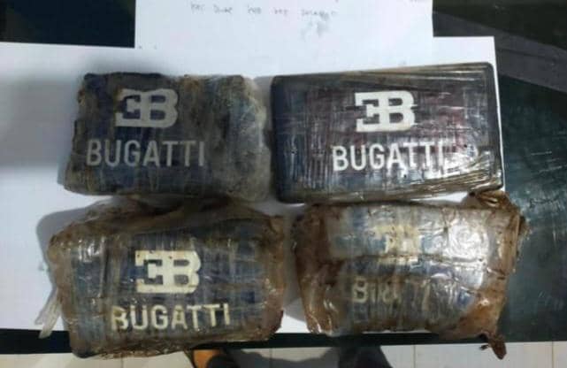 Paket diduga narkotika jenis kokain yang ditemukan oleh nelayan Selayar terdampar di pesisir pantai (Dok. Humas Polres Selayar).