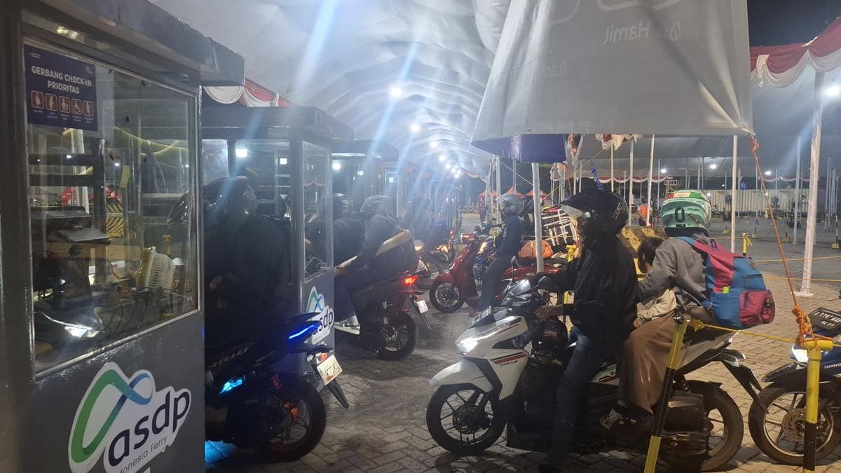 Pemudik motor saat menunggu antrean masuk kapal di Pelabuhan Ciwandan (Dok. Khaerul Amwar)