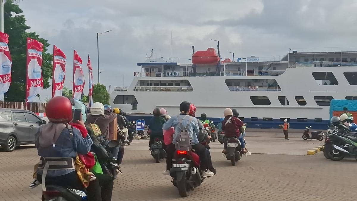 Pemudik motor bersiap-siap menaiki kapal di Pelabuhan Ciwandan (Dok. Khaerul Anwar)