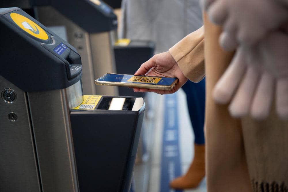 ilustrasi scan QR Ticket