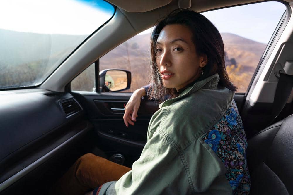 ilustrasi perempuan duduk di kursi depan