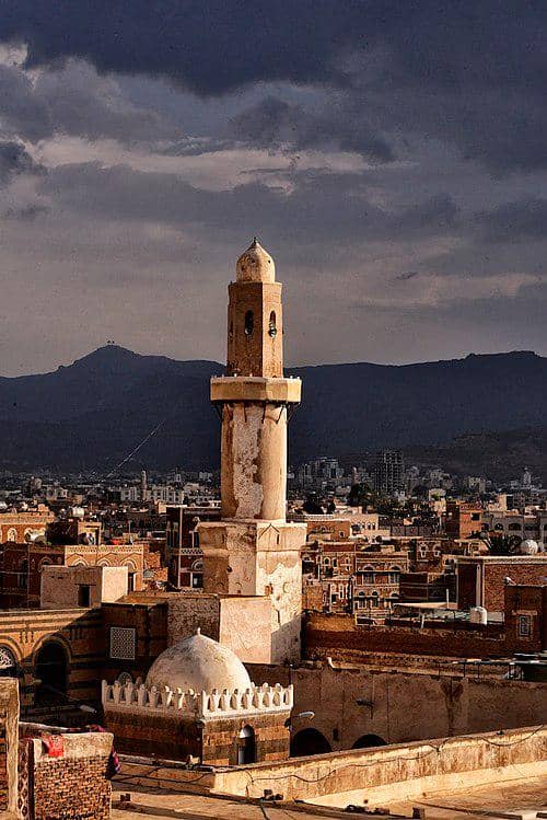 Menara Masjid Agung Sana'a di Yaman, salah satu masjid tertua di dunia yang didirikan pada abad ke-7. 