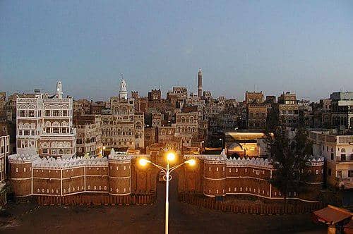 Kota Tua Sana'a di Yaman, sebuah situs warisan dunia UNESCO. Gambar ini juga menunjukkan Masjid Agung Sana'a (kiri) dengan dua menara putihnya.