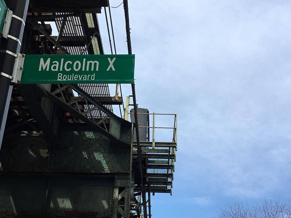 Sebuah papan nama jalan sebagai tribute untuk Malcolm X 