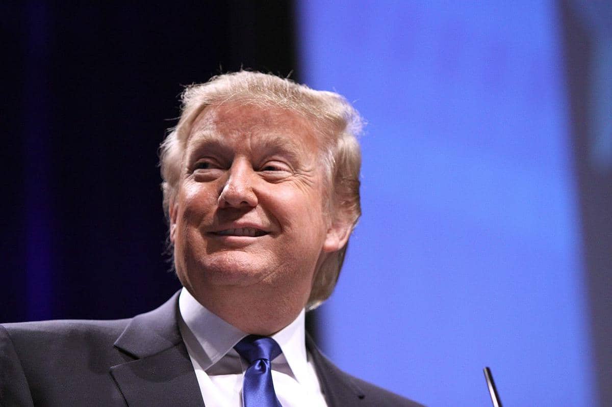 Trump Ancam Serang Pulau Kharg Lagi, Incar Fasilitas Minyak Iran