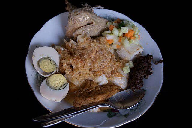 ilustrasi opor ayam lengkap dengan menu pendamping 