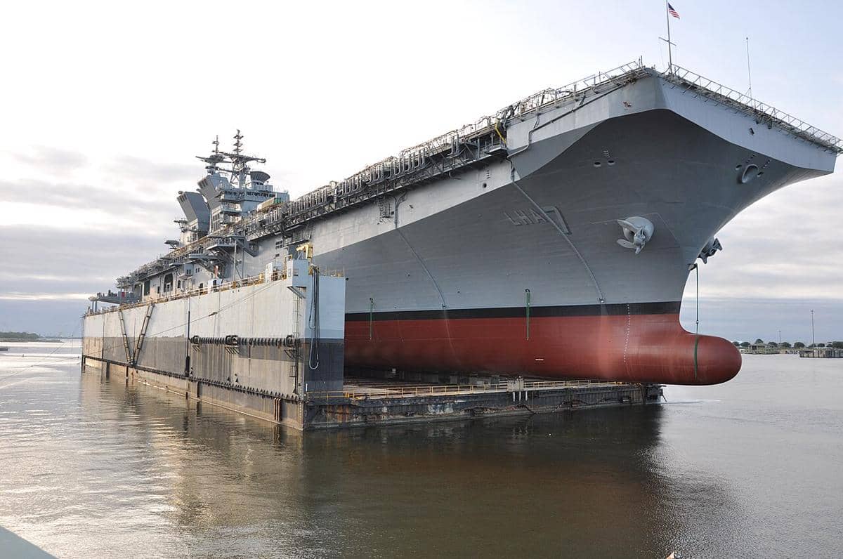 potret USS Tripoli saat diluncurkan di tahun 2017 di fasilitas Huntington Ingalls Industries, di Pascagoula, Mississippi 