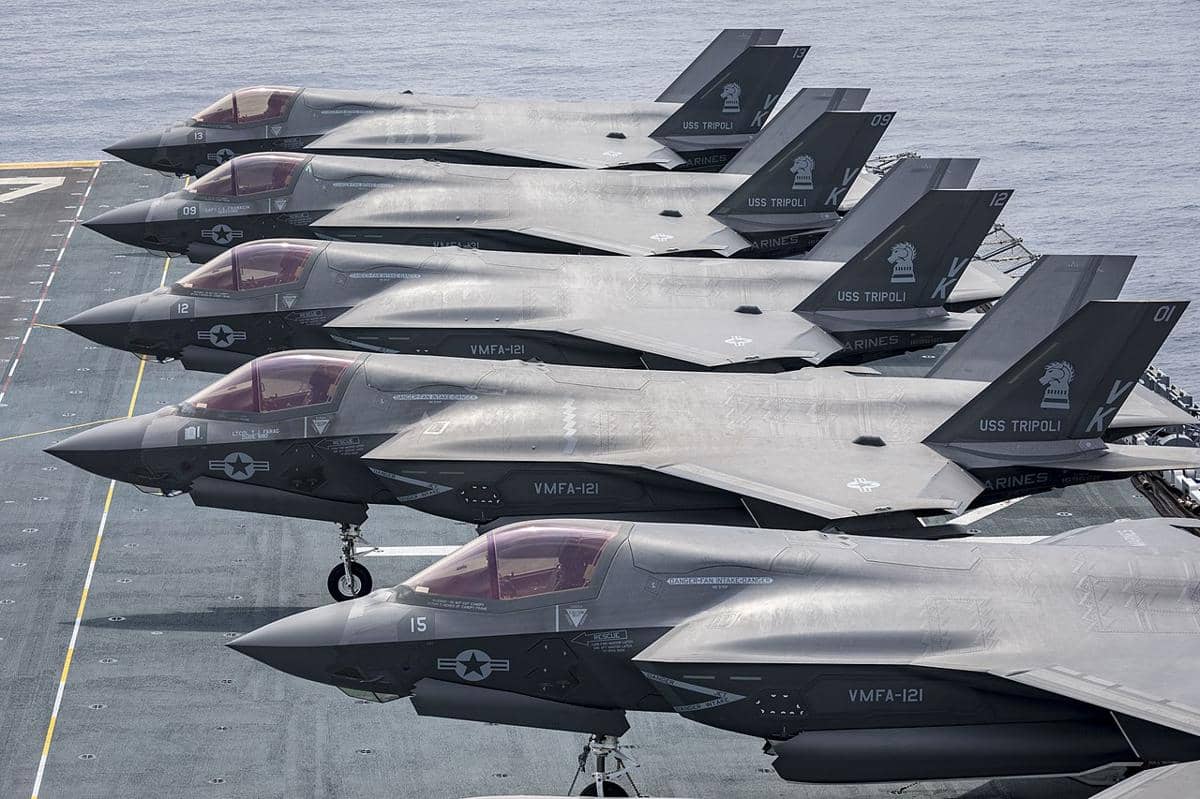 potret jajaran armada jet tempur F-35B milik skuadron tempur Marinir AS di atas geladak USS Tripoli