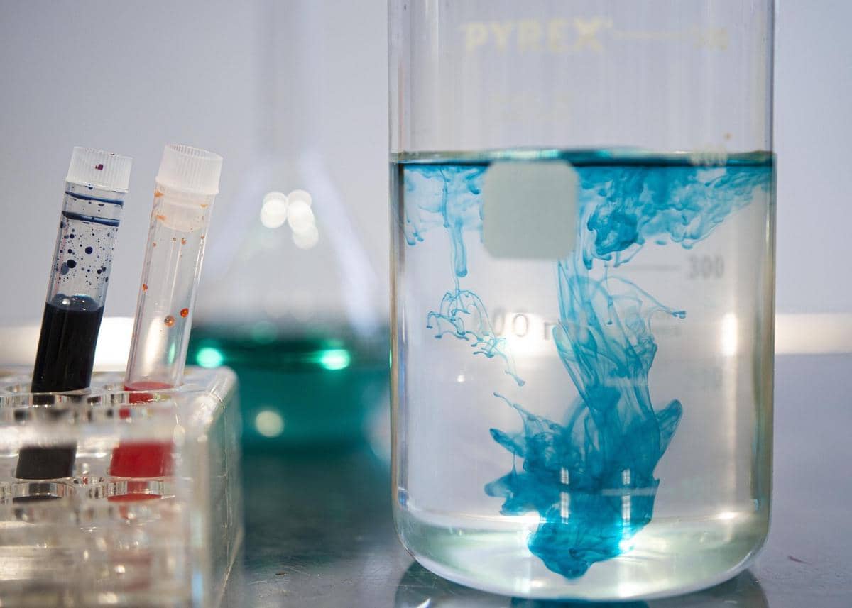 3 Senyawa Kimia Berbahaya dalam Air Keras, Bisa Melelehkan Logam!