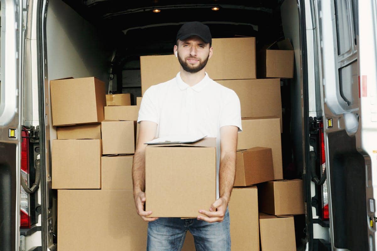 ilustrasi perbedaan pengiriman next day dan same day 