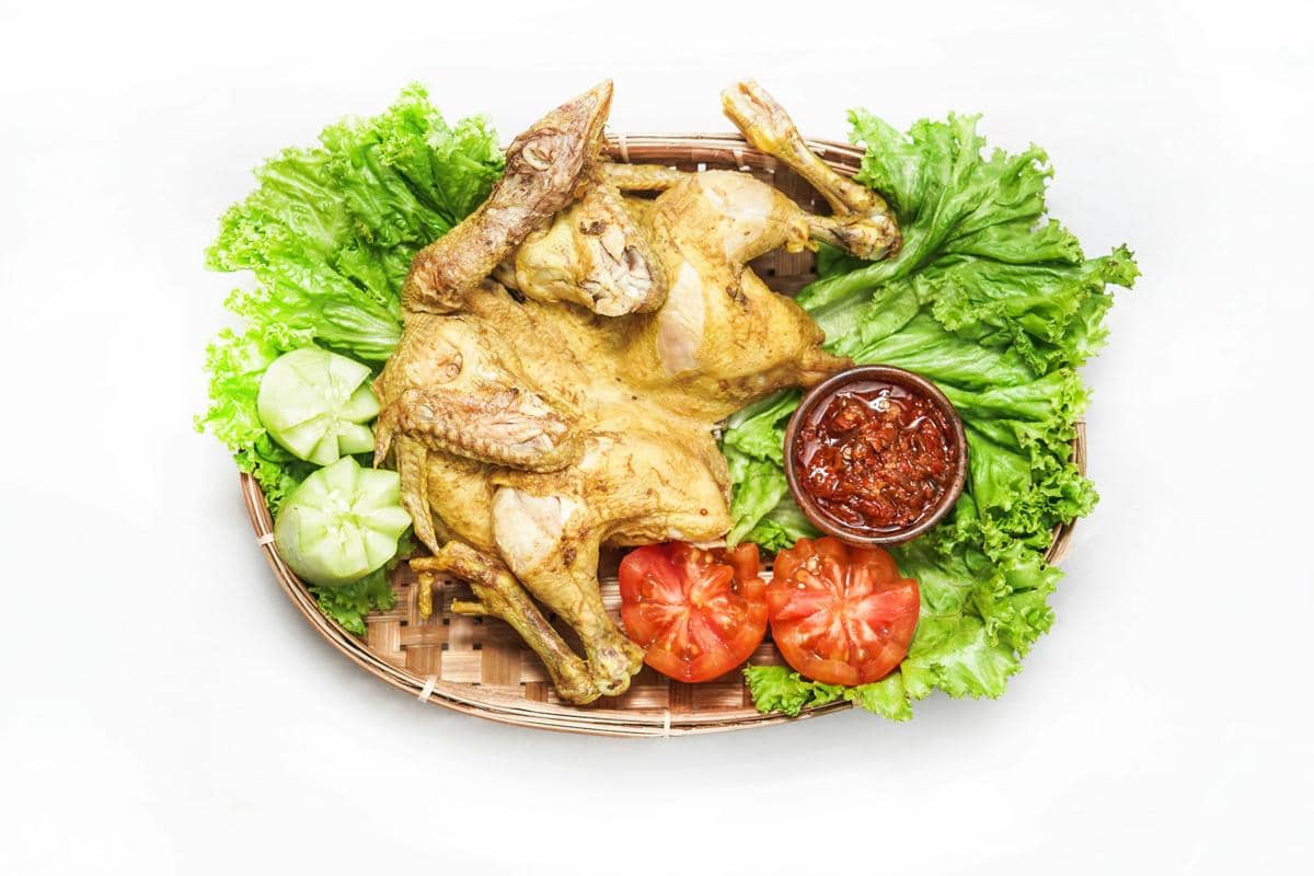 ilustrasi ayam goreng dengan sambal terasi