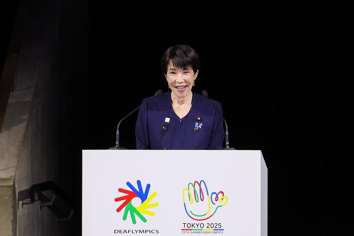 Sanae Takaichi sedang berpidato.