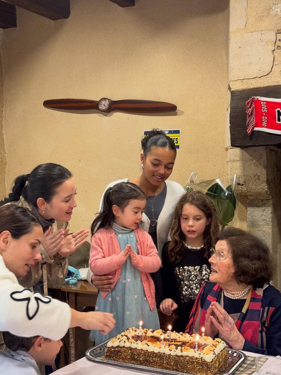 Julie Estelle berlibur ke Prancis