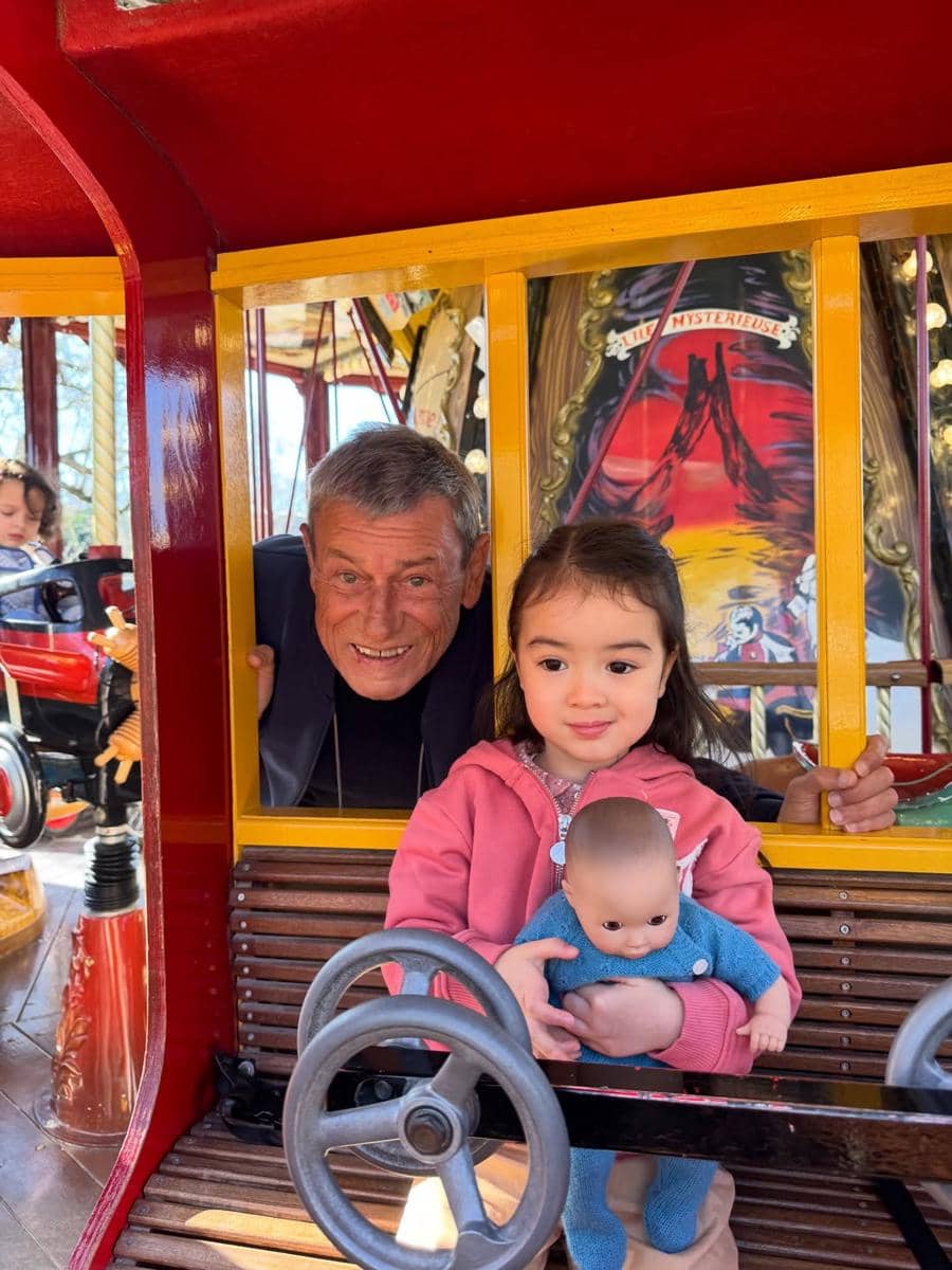 Julie Estelle berlibur ke Prancis