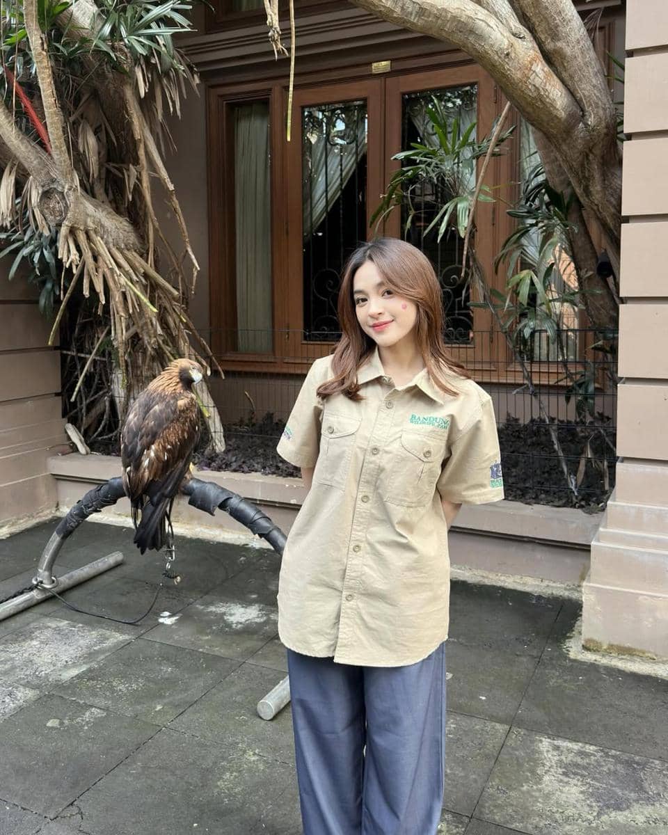 Eca Japasal main dengan satwa di rumah Alshad Ahmad.