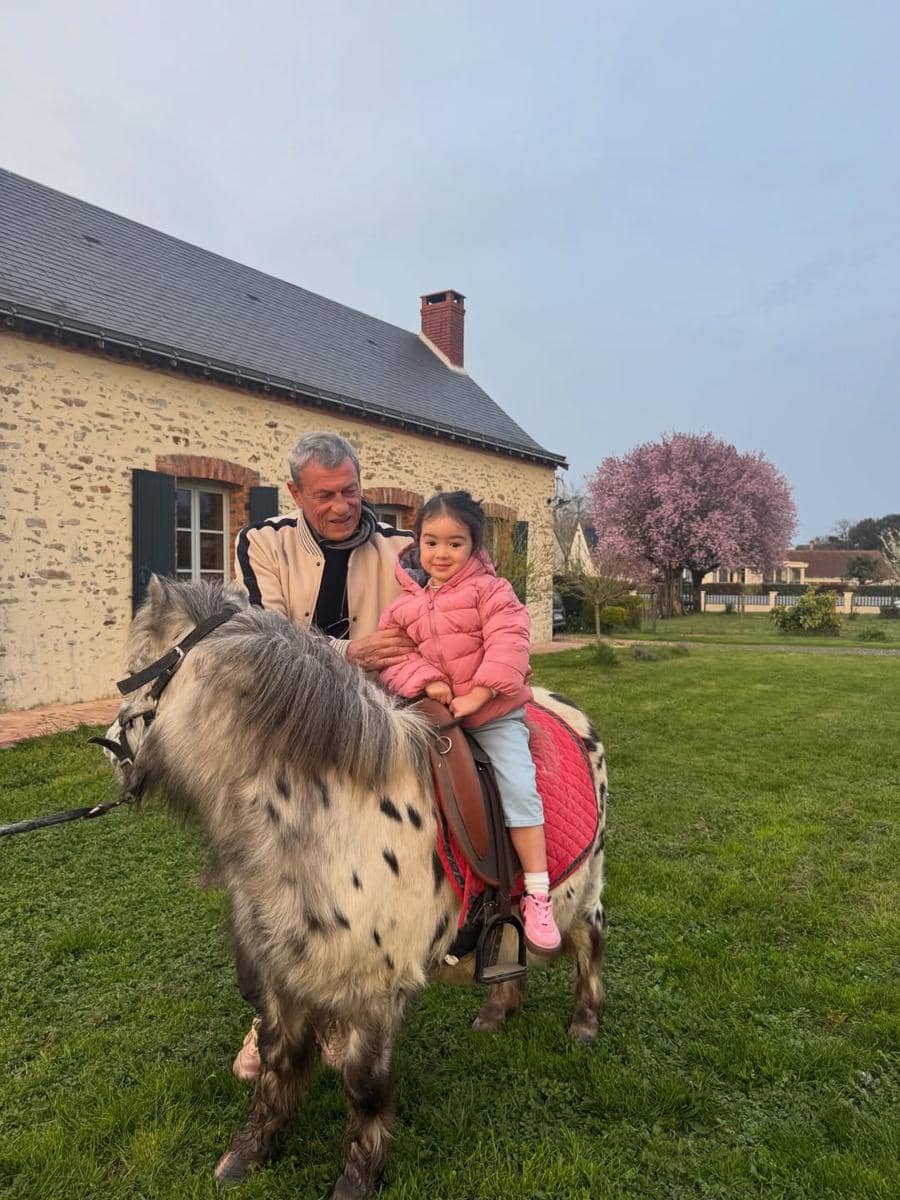 Julie Estelle berlibur ke Prancis