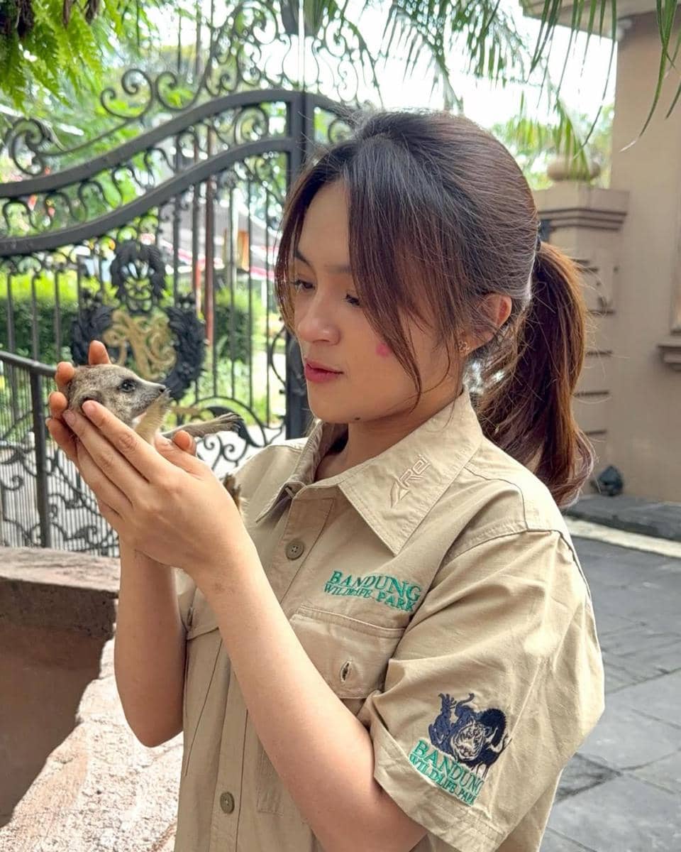 Eca Japasal main dengan satwa di rumah Alshad Ahmad.