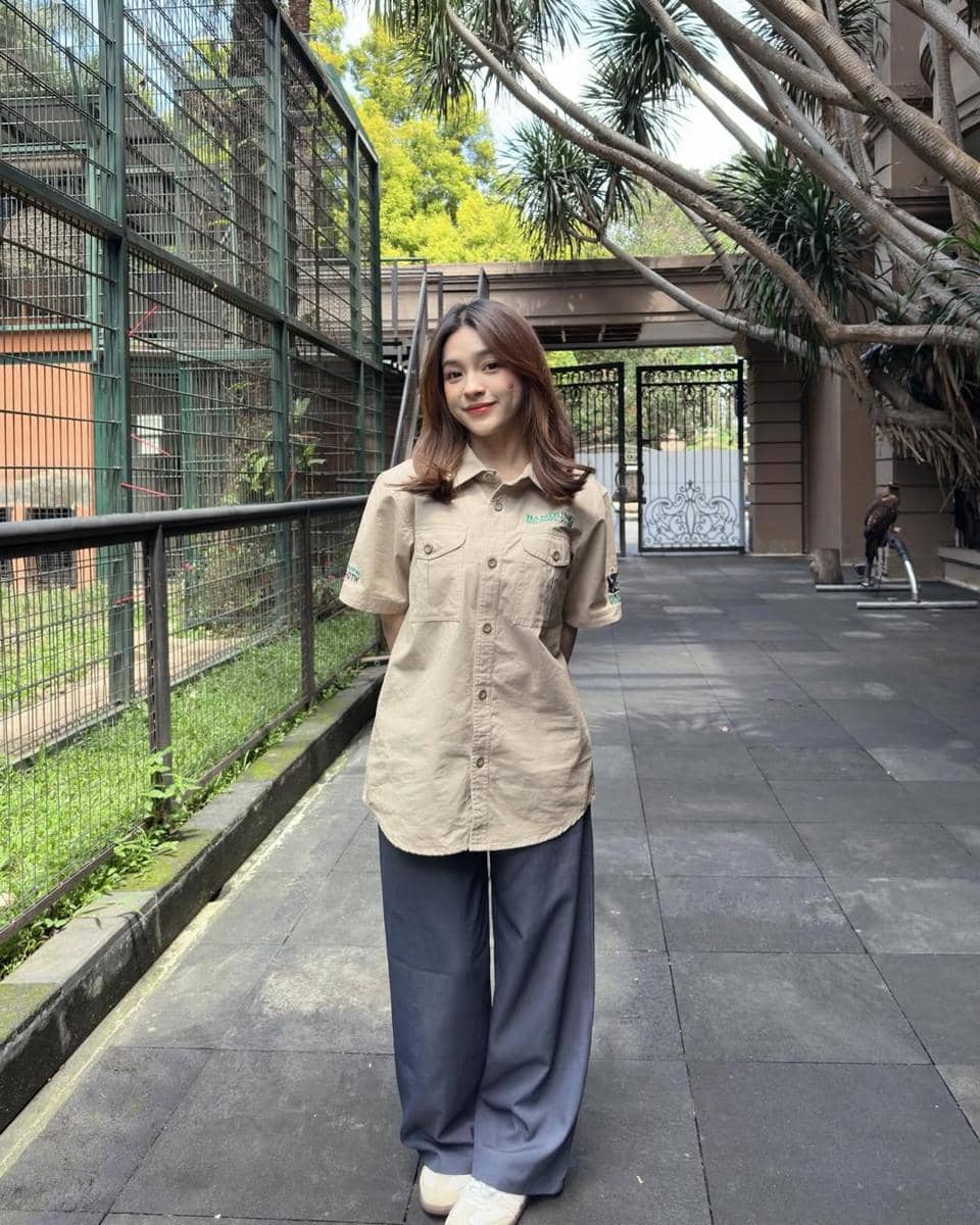 Eca Japasal main dengan satwa di rumah Alshad Ahmad.