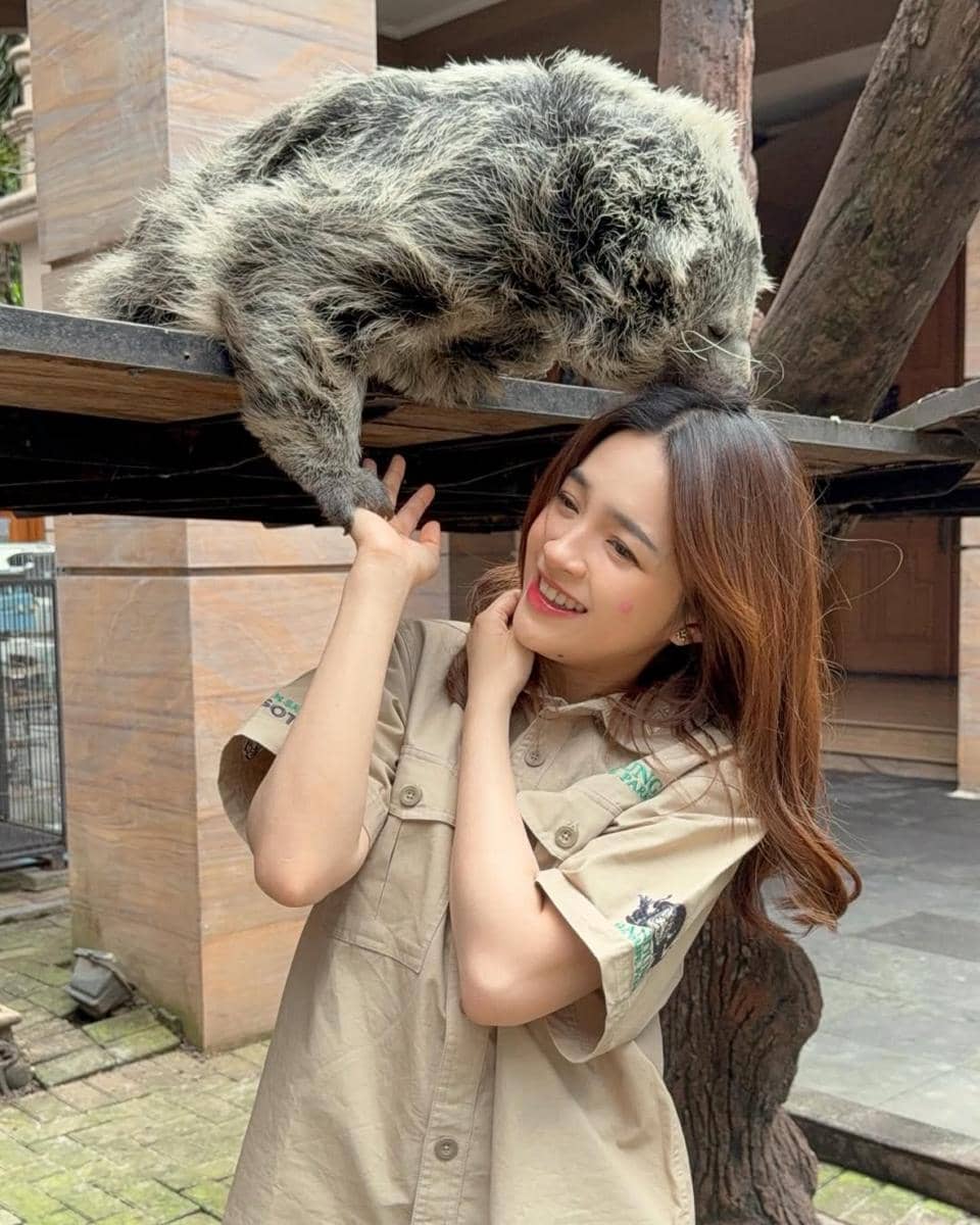 Eca Japasal main dengan satwa di rumah Alshad Ahmad.