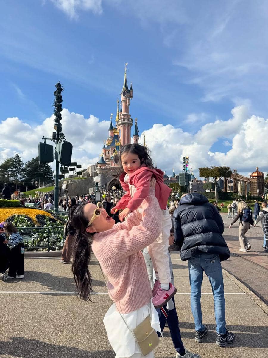 Julie Estelle berlibur ke Prancis