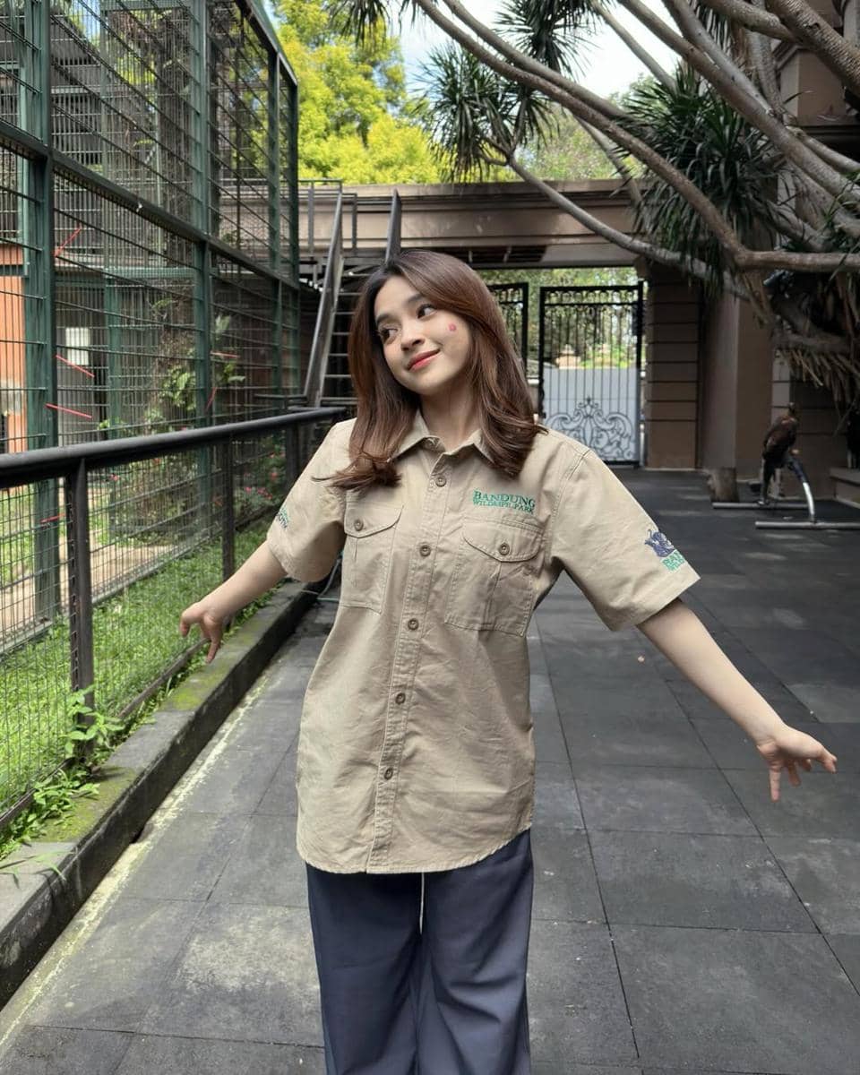 Eca Japasal main dengan satwa di rumah Alshad Ahmad.