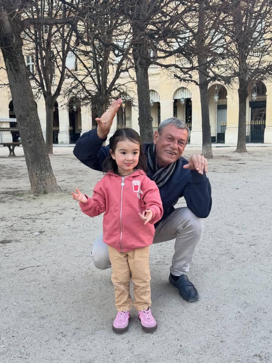 Julie Estelle berlibur ke Prancis