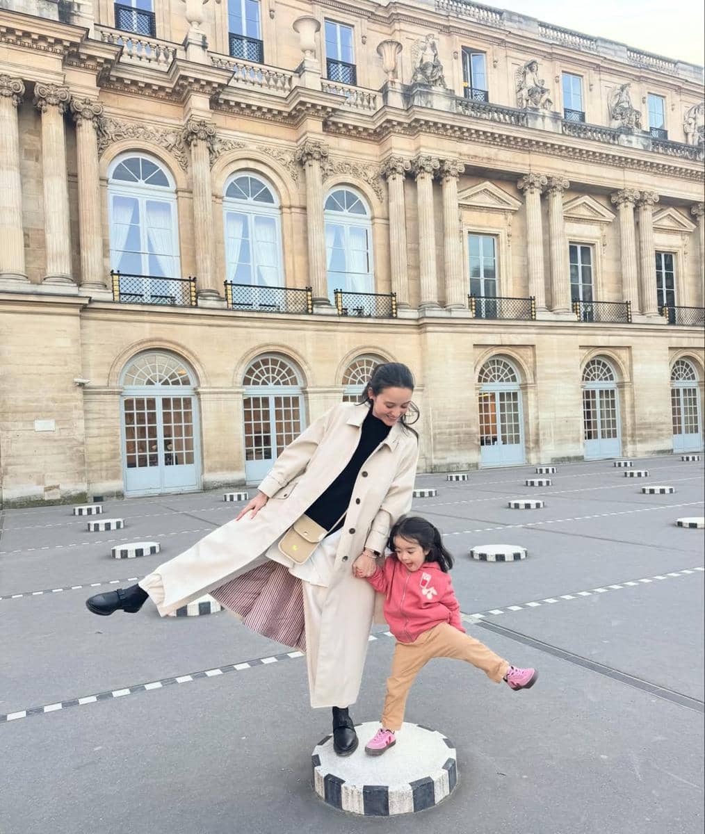 Julie Estelle berlibur ke Prancis