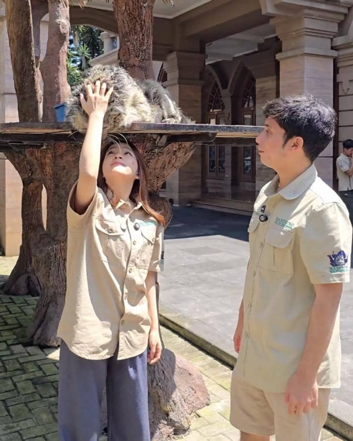 Eca Japasal main dengan satwa di rumah Alshad Ahmad.