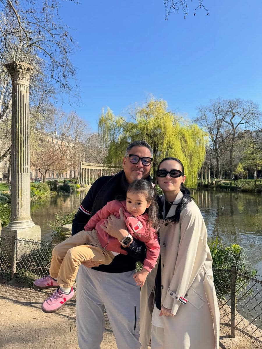 Julie Estelle berlibur ke Prancis