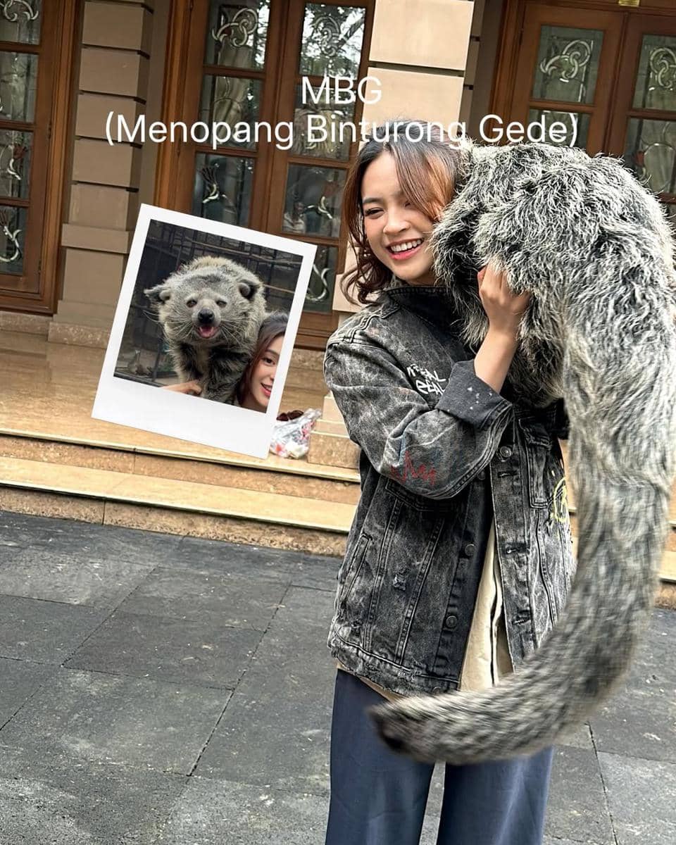 Eca Japasal main dengan satwa di rumah Alshad Ahmad.