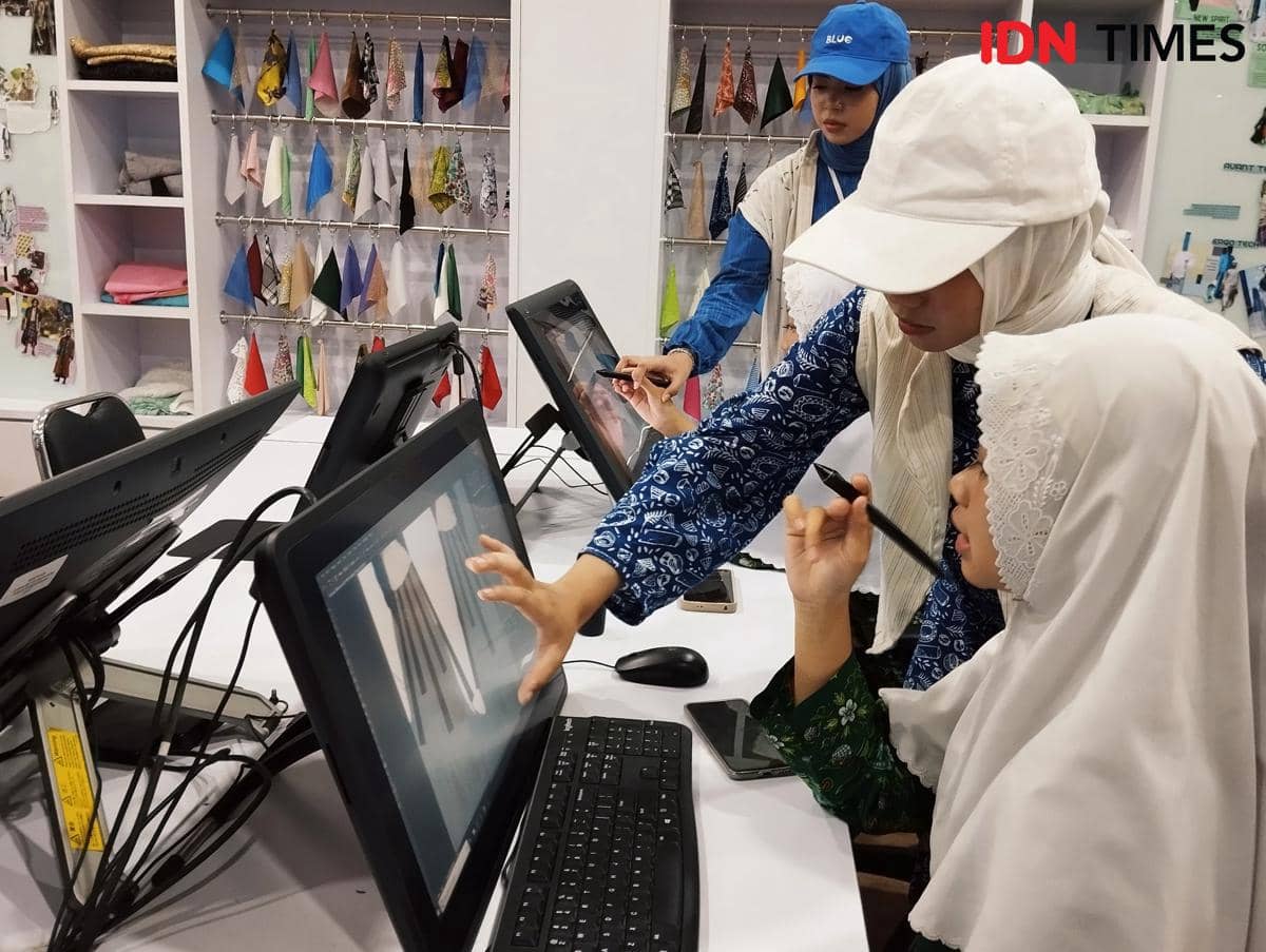 Aktivitas siswi mengerjakan desain busana fesyen di SMK NU Banat Kudus. (IDN Times/Dhana Kencana)