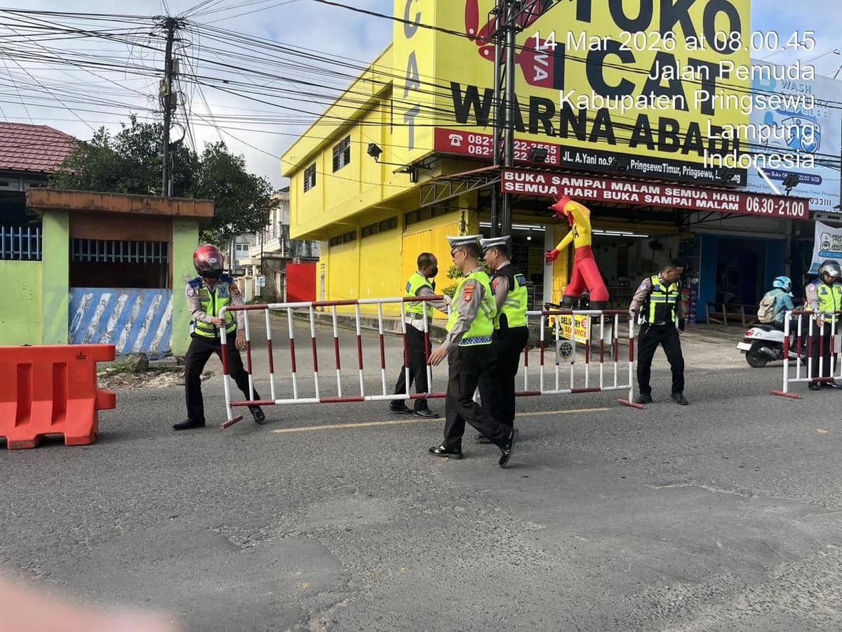 cegah-macet-saat-mudik-lebaran-satlantas-polres-pringsewu-pasang-barrier-di-titik-rawan.jpg