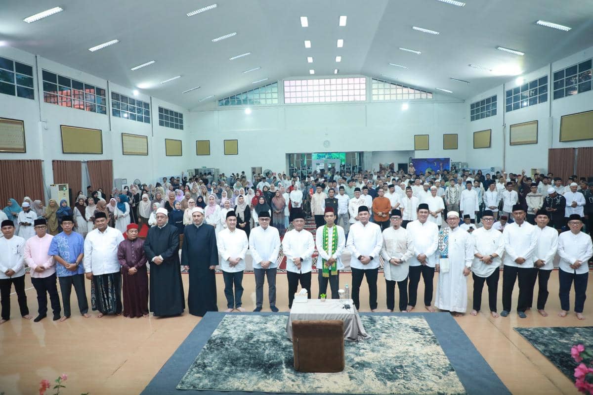 Ustaz Abdul Somad (UAS) saat memberikan tausiah di acara buka bersama Semen Baturaja, Jumat (13/3/2026).