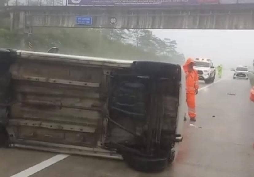 Mobil Karimun Terguling usai Tabrak Guardrail di Tol Bocimi KM 68