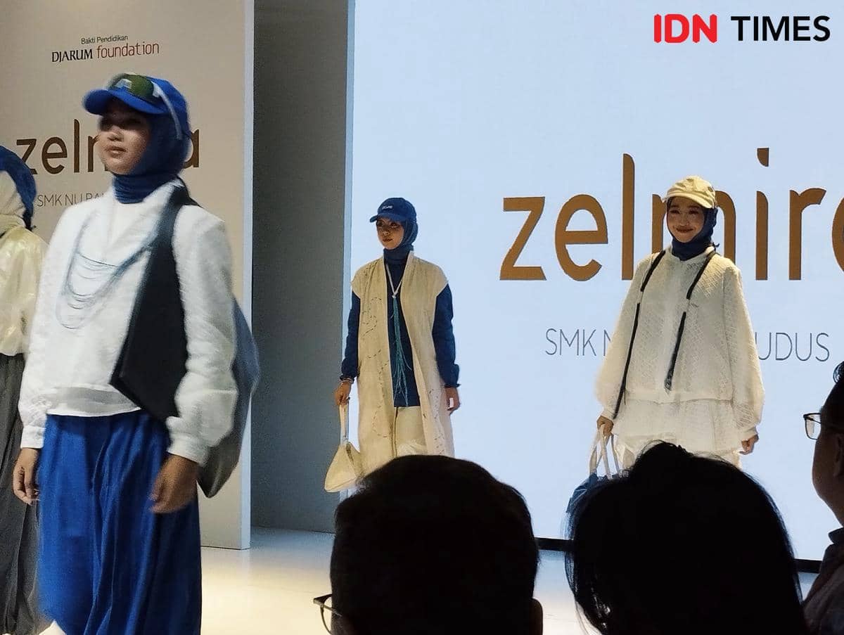 Sejumlah siswi berjalan di catwalk mengenakan busana fesyen jenama Zelmira SMK NU Banat Kudus. (IDN Times/Dhana Kencana)