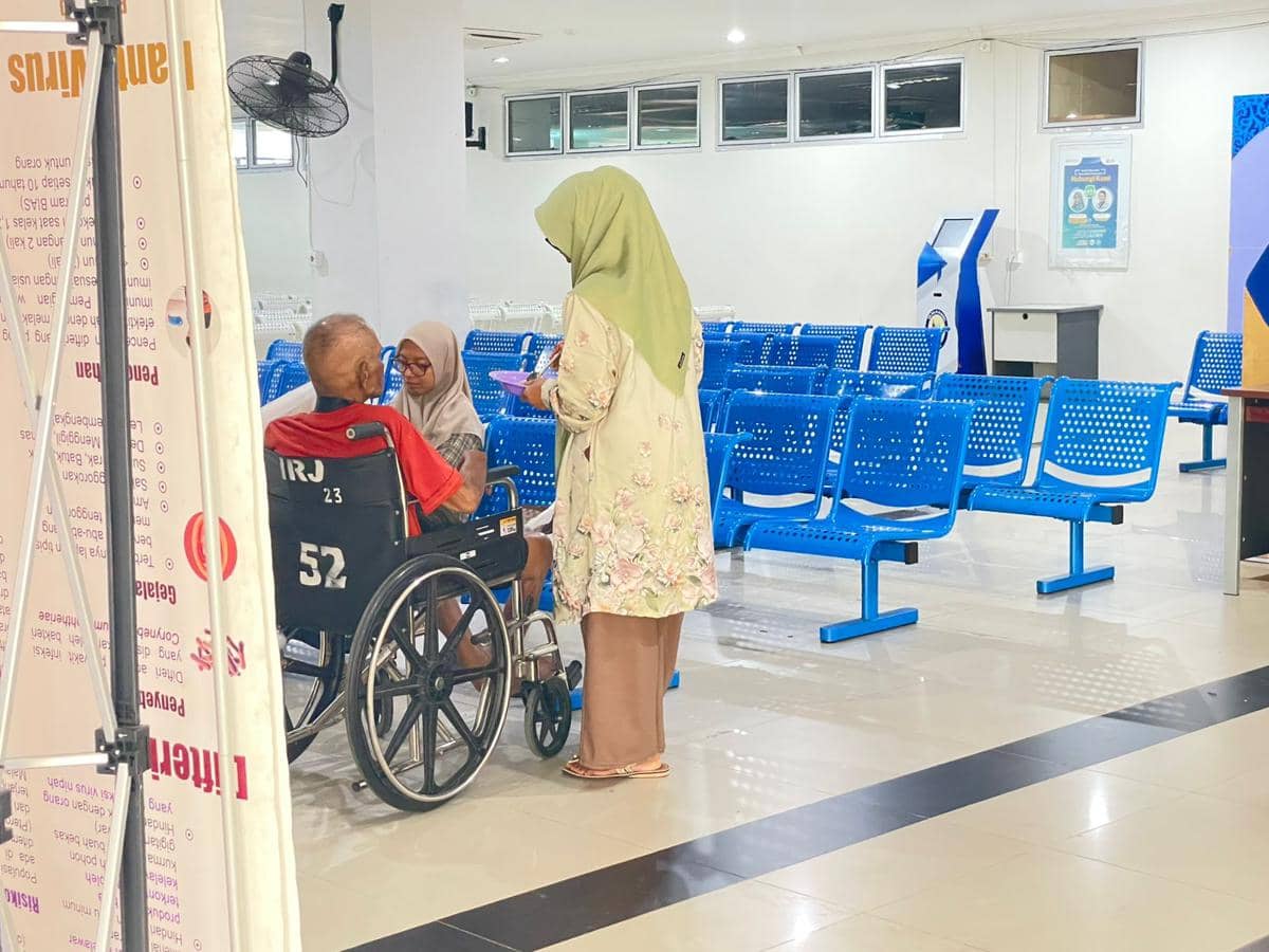 Pasien di ruang tunggu RSUP M Djamil Padang