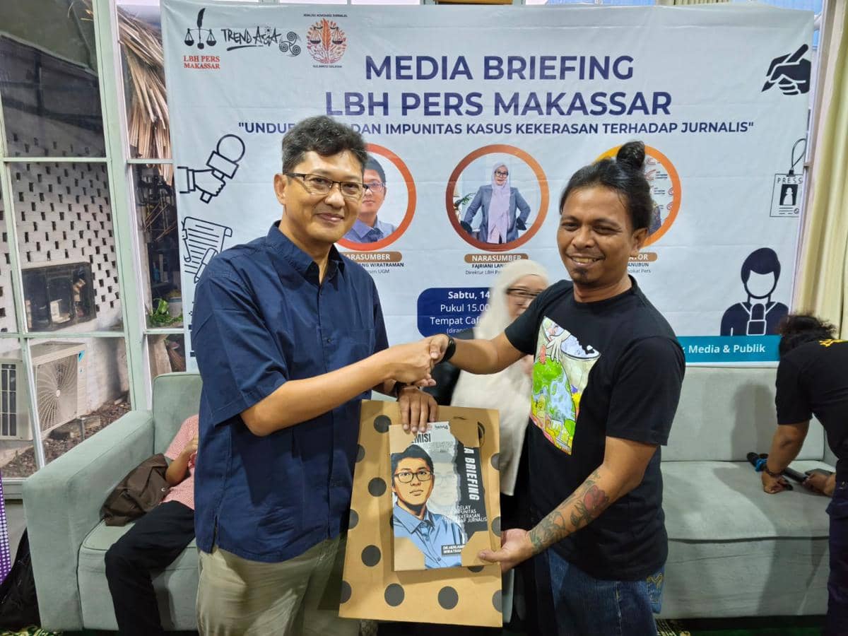 Aktivis penggiat HAM Herlambang Perdana Wiratraman (kiri) bersama Ketua AJI Makassar, Sahrul Ramadan, Sabtu (14/3/2026). Dok. OMS Sulsel