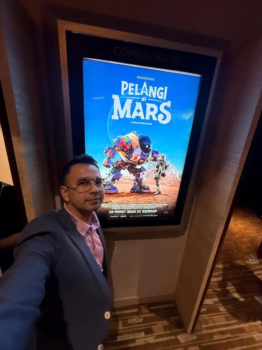 Raffi Ahmad tetap menyempatkan diri hadiri gala premiere film Pelangi di Mars