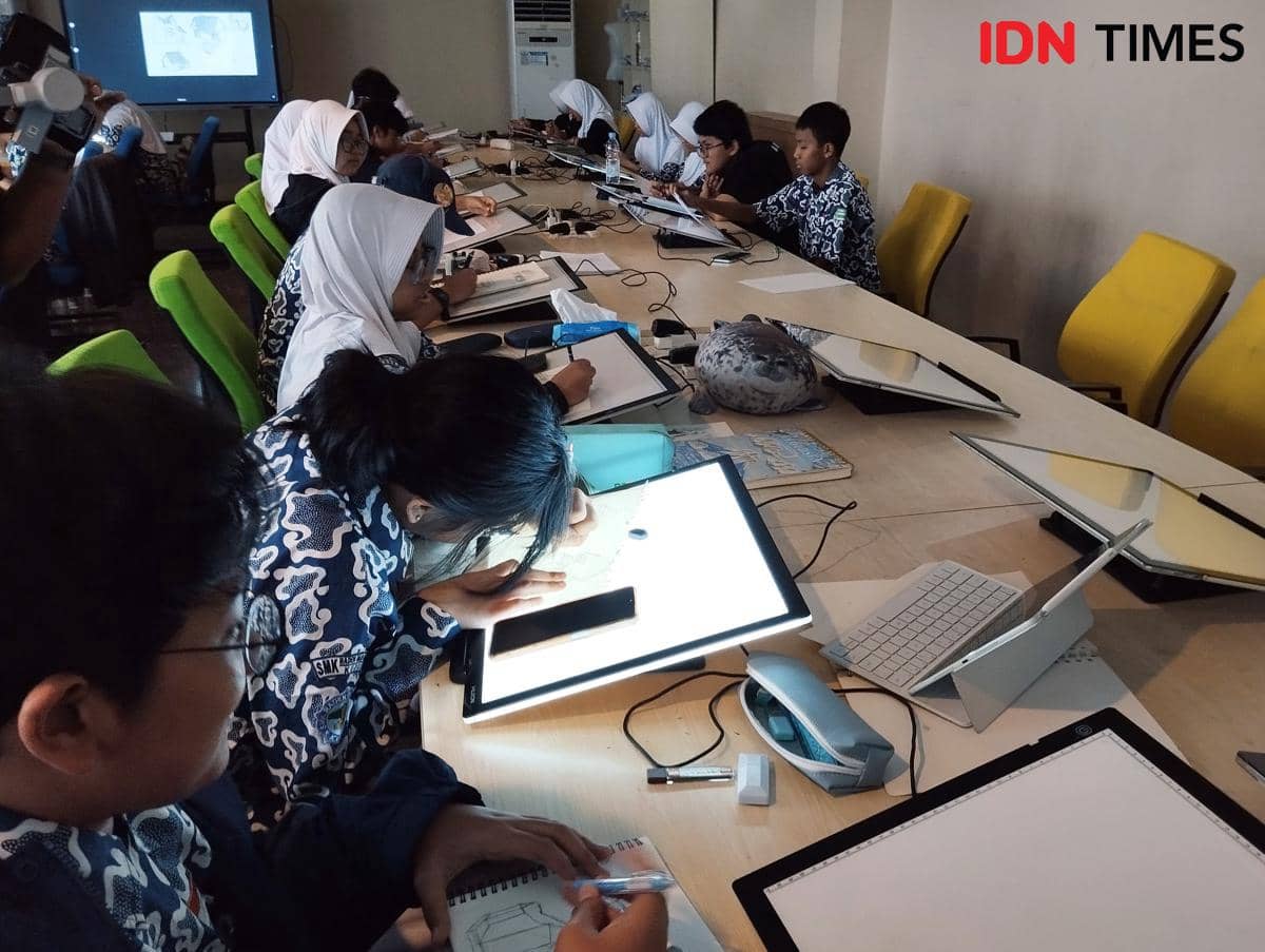 Aktivitas siswa mengerjakan animasi di SMK Raden Umar Said (RUS) di Kudus. (IDN Times/Dhana Kencana)
