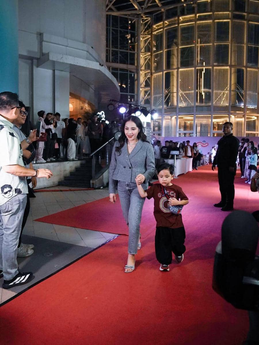 Gaya Nagita Slavina dan Cipung saat melenggang di atas red carpet film Pelangi di Mars