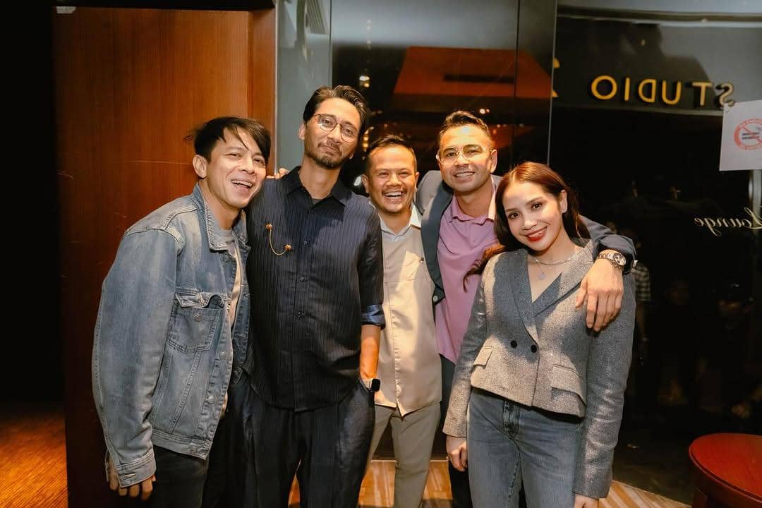 Ariel NOAH gak lupa memberikan dukungan lewat kehadirannya dalam gala premiere Pelangi di Mars