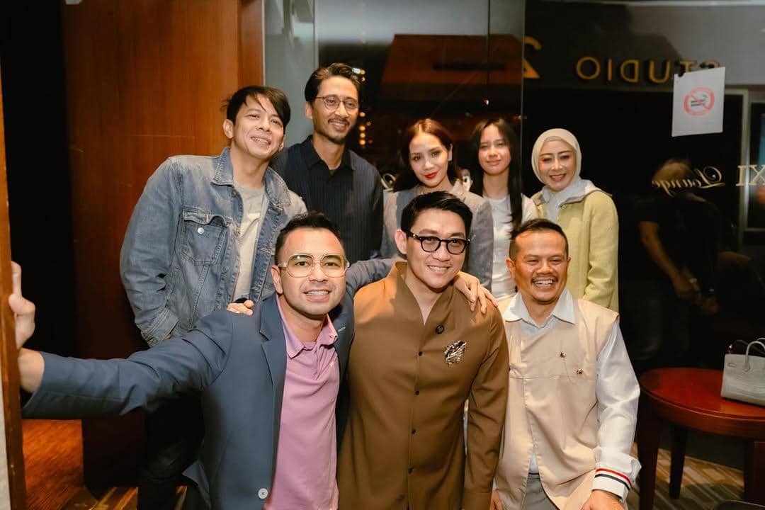 Riefan Fajarsyah alias Ifan Seventeen hadiri gala premiere Pelangi di Mars dan ikut foto bareng Raffi Ahmad, sutradara, dan produser film