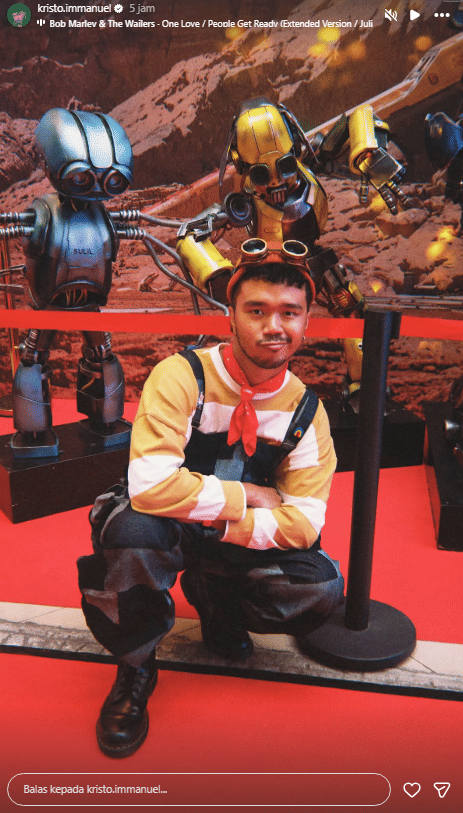 Perankan Yoman, Kristo Immanuel muncul dengan baju lengan panjang bergaris dan jumpsuit yang kece untuk gala premiere kali ini