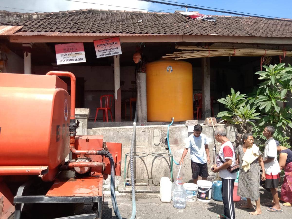 Warga Terdampak Banjir Buleleng Terima Air Bersih