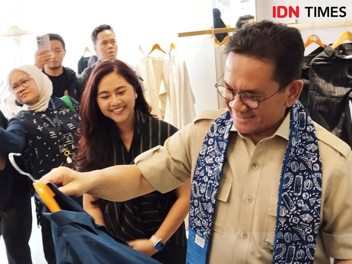 Menteri Perdagangan (Mendag) Budi Santoso (kanan) melihat produk fesyen jenama Zelmira di SMK NU Banat Kudus. (IDN Times/Dhana Kencana)