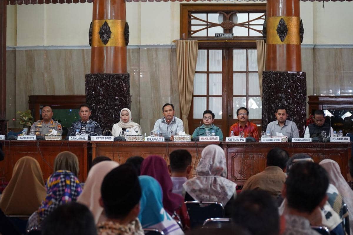 Bupati Cilacap Syamsul Auliya Rachman (tengah) bersama dengan Wakil Bupati Cilacap Ammy Amalia Fatma Surya beserta jajaran Forkopimda Kabupaten Cilacap saat Rapat Koordinasi Forkopimda Bersama Tenaga Kependidikan. (Dok. Pemkab Cilacap)