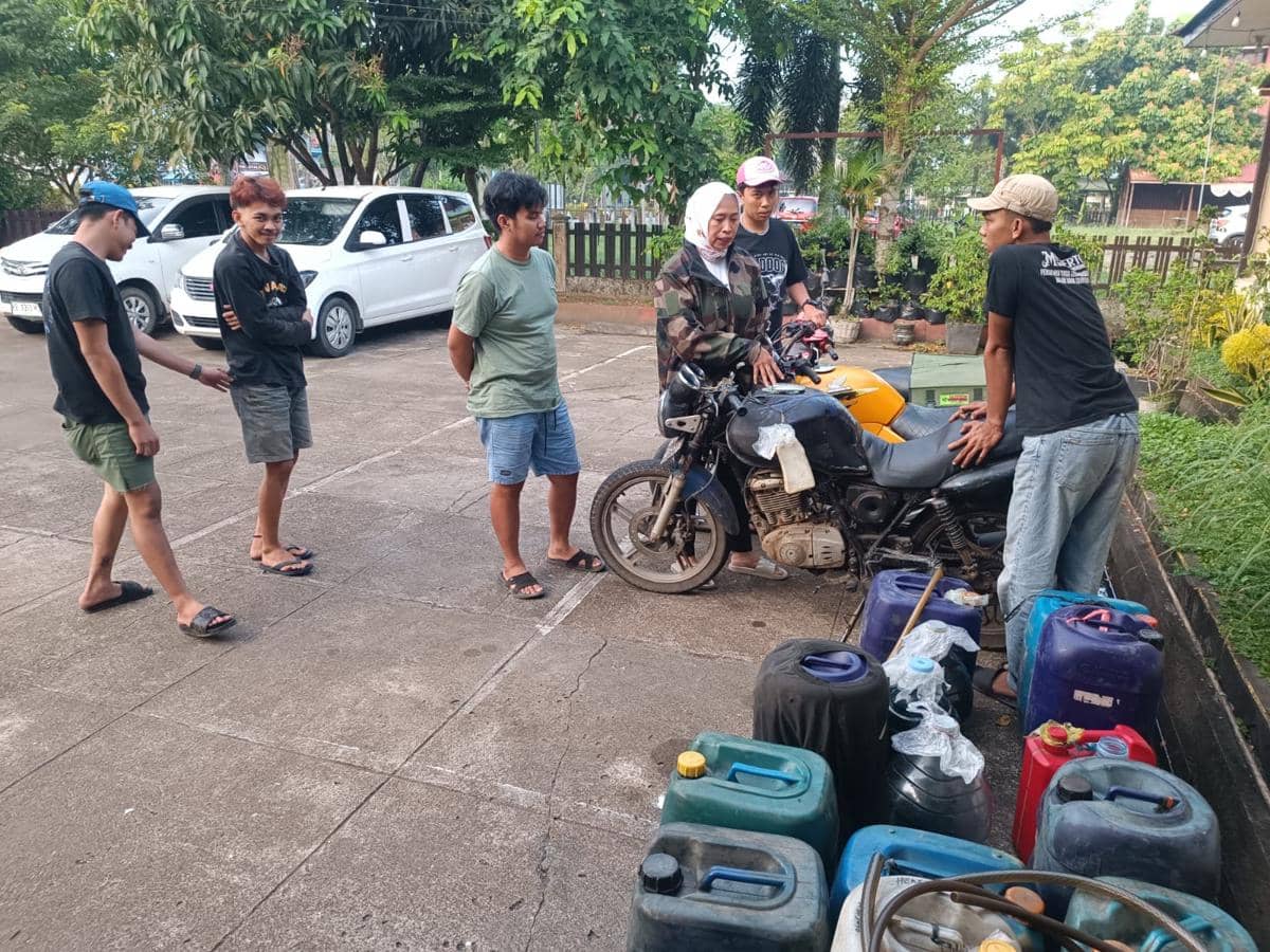 Terduga penimbun BBM. 