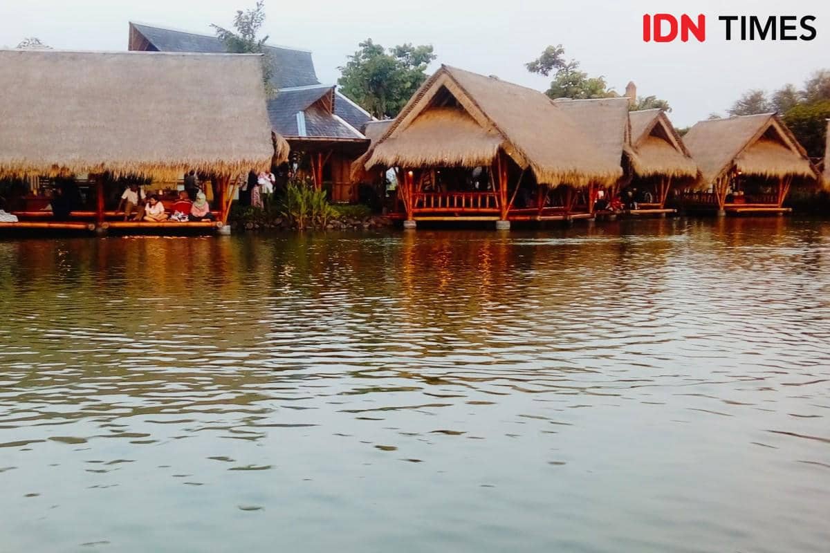 Tempat makan keluarga dengan konsep saung apung